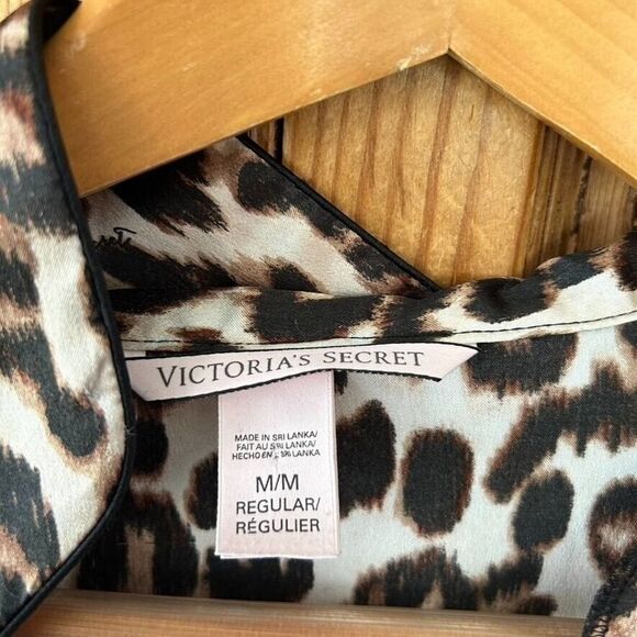 Victoria's Secret Medium Leopard Print Pajama Top - Flawed Missing Buttons - Picture 2 of 12